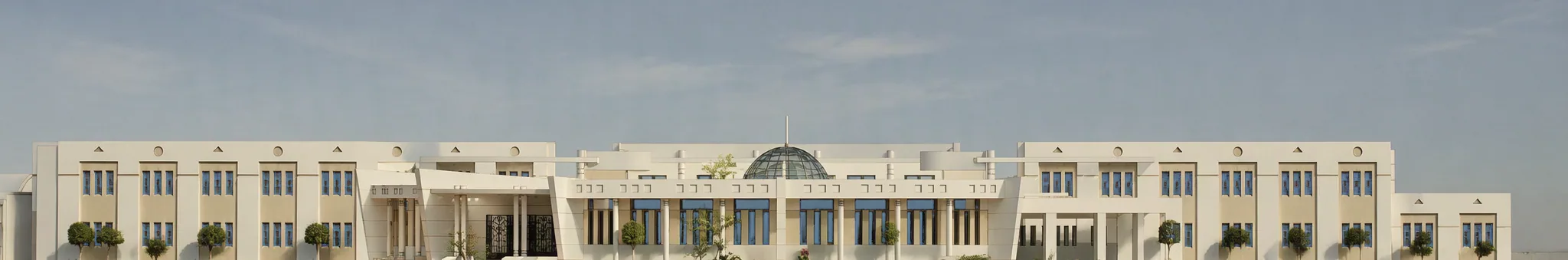 Élévation longitudinale : longues ailes blanches à deux niveaux rythmées de baies bleues groupées, entrée à grille et partie centrale surmontée d’une coupole vitrée.
