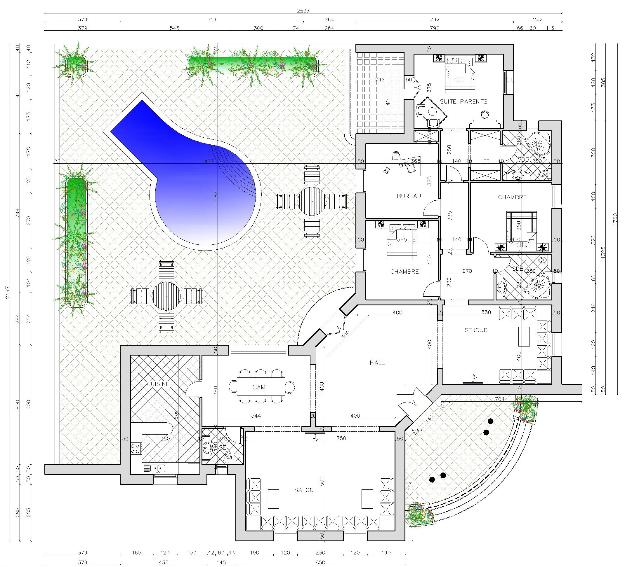 Plan du rez-de-chaussée : hall, séjour, salon, salle à manger, cuisine, bureau, suite parentale et deux chambres autour d’une terrasse dallée avec piscine.